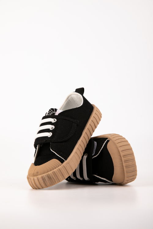 白底黑色休闲童鞋 儿童用品摄影与海报设计指南